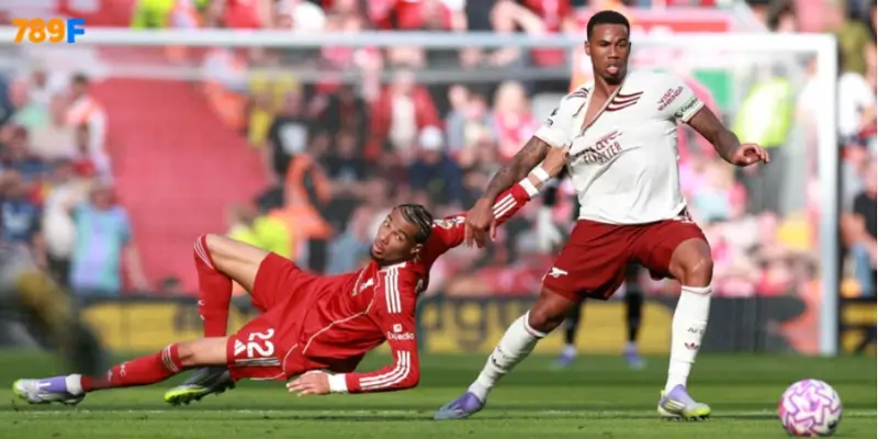 Các cầu thủ Arsenal tập trung chuẩn bị cho trận đấu quyết định với Newcastle. Các cầu thủ Arsenal tập trung chuẩn bị cho trận đấu quyết định với Newcastle.