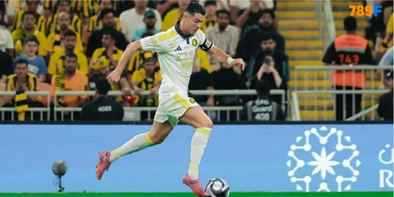 Cristiano Ronaldo tỏa sáng, ghi bàn quyết định giúp Al Nassr đánh bại ĐKVĐ Saudi League. Cristiano Ronaldo tỏa sáng, ghi bàn quyết định giúp Al Nassr đánh bại ĐKVĐ Saudi League.