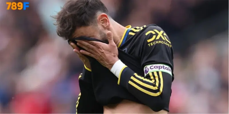 Fernandes thất vọng sau khi sút hỏng phạt đền trận Brentford thắng Man Utd 3-1 Fernandes thất vọng sau khi sút hỏng phạt đền trong trận Brentford thắng Man Utd 3-1 ở vòng 6 Ngoại hạng Anh