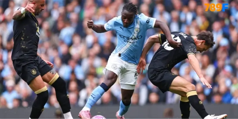 Jeremy Doku đi bóng và tạo cơ hội trong trận Man City thắng Burnley. Jeremy Doku đi bóng và tạo cơ hội trong trận Man City thắng Burnley.