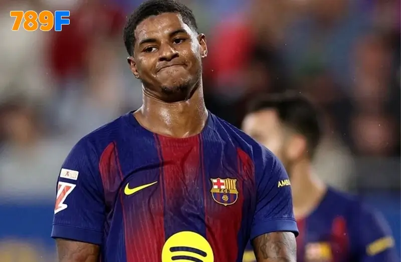 Casino Việt thua lỗ triền miên dù được ưu đãi lớn 2 Rashford trong màu áo Barcelona với ánh nhìn căng thẳng, biểu tượng cho thách thức kỷ luật anh đang đối mặt.