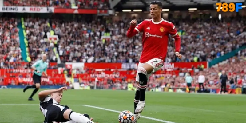 Cristiano Ronaldo trong trận Man Utd gặp Newcastle trên sân Old Trafford Cristiano Ronaldo trong trận Man Utd gặp Newcastle trên sân Old Trafford