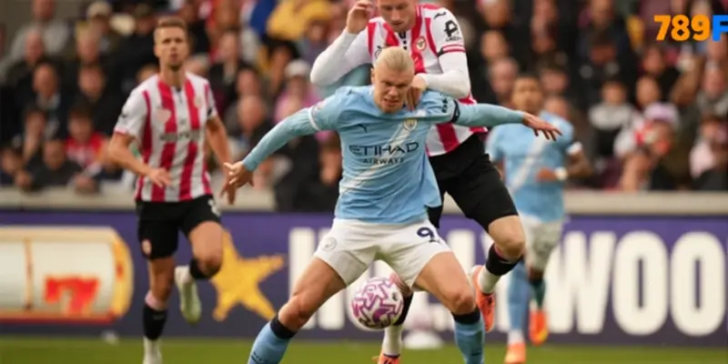 Erling Haaland che chắn loại bỏ Sepp van den Berg và Nathan Collins để ghi bàn trong trận Man City thắng Brentford 1-0 Erling Haaland che chắn loại bỏ Sepp van den Berg và Nathan Collins để ghi bàn trong trận Man City thắng Brentford 1-0