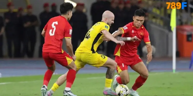 Figueireido rê qua Tiến Anh (trái) và Xuân Mạnh trong trận Malaysia thắng Việt Nam 4-0 ở lượt hai bảng F vòng loại cuối Asian Cup 2027