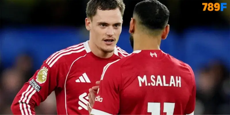 Florian Wirtz và Mohamed Salah trò chuyện trong trận Liverpool thua Chelsea 1-2 ở vòng 7 Ngoại hạng Anh trên sân Stamford Bridge Florian Wirtz và Mohamed Salah trò chuyện trong trận Liverpool thua Chelsea 1-2 ở vòng 7 Ngoại hạng Anh trên sân Stamford Bridge
