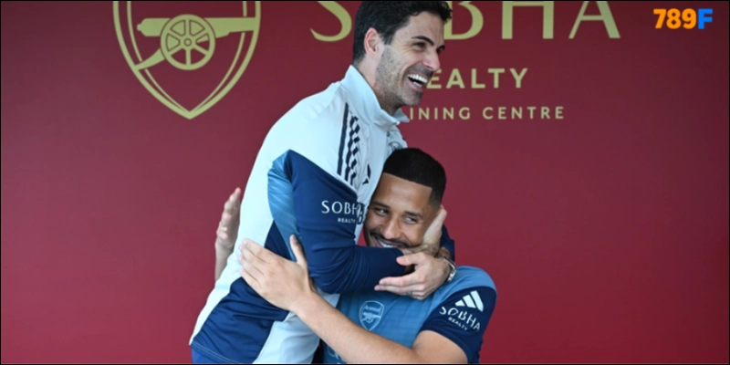 HLV Mikel Arteta (trái) ôm William Saliba cùng ngày hậu vệ người Pháp gia hạn hợp đồng với Arsenal HLV Mikel Arteta (trái) ôm William Saliba trong ngày hậu vệ người Pháp gia hạn hợp đồng với Arsenal