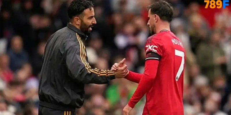HLV Ruben Amorim trao đổi với Mason Mount trong trận Man Utd thắng Sunderland trên sân Old Trafford, thành phố Manchester, vòng 7 Ngoại hạng Anh HLV Ruben Amorim trao đổi với Mason Mount trong trận Man Utd thắng Sunderland trên sân Old Trafford, thành phố Manchester, vòng 7 Ngoại hạng Anh