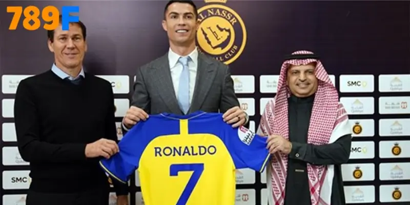 Martinez hồi phục chấn thương, MU thở phào sau cơn ác mộng 2 Hợp đồng kỷ lục giữa Ronaldo với Al Nassr