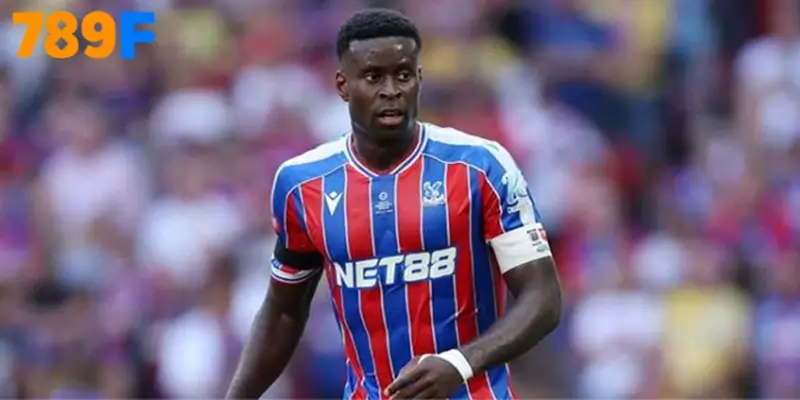 Marc Guehi trong màu áo Crystal Palace trước khi rời đội bóng London Marc Guehi trong màu áo Crystal Palace trước khi rời đội bóng London