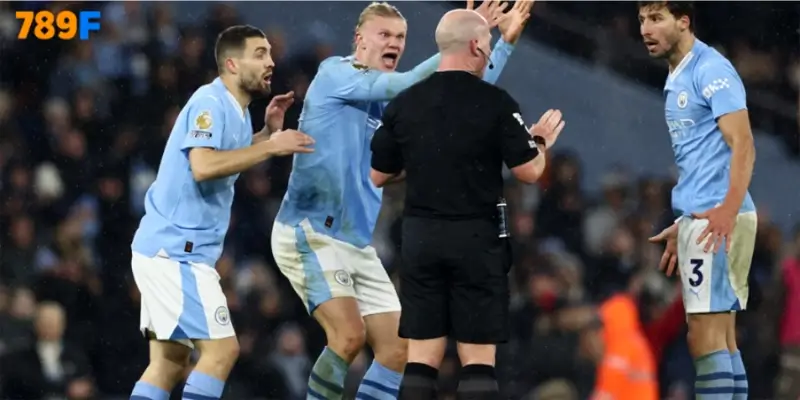 Mateo Kovacic, Erling Haaland và Ruben Dias phản ứng với trọng tài Simon Hooper trong trận Ngoại hạng Anh Mateo Kovacic, Erling Haaland và Ruben Dias phản ứng với trọng tài Simon Hooper trong trận Ngoại hạng Anh
