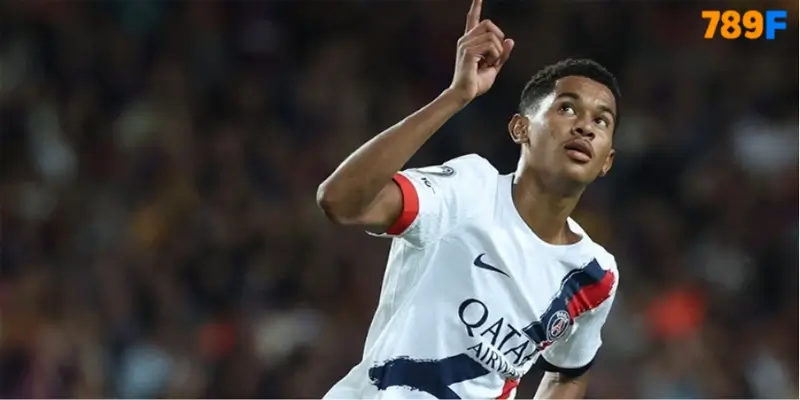 Mayulu ăn mừng bàn gỡ hòa cho PSG Mayulu ăn mừng bàn gỡ hòa cho PSG
