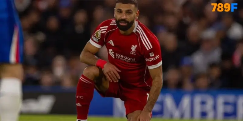 Mohamed Salah thất vọng sau pha xử lý lỗi trước Chelsea.