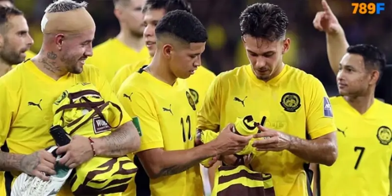 Rodrigo Holgado, Imanol Machuca, Gabriel Palmero (từ trái sang), thuộc bảy cầu thủ Malaysia bị FIFA xử phạt, sau trận thắng Việt Nam 4-0 ở lượt hai bảng F vòng loại cuối Asian Cup 2027 Rodrigo Holgado, Imanol Machuca, Gabriel Palmero (từ trái sang), thuộc bảy cầu thủ Malaysia bị FIFA xử phạt