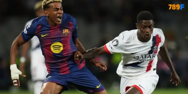 Yamal bị đau khi tranh chấp với Nuno Mendes trong trận Barca thua PSG 1-2 ở vòng bảng Champions League trên sân Olympic Yamal bị đau khi tranh chấp với Nuno Mendes trong trận Barca thua PSG 1-2 ở vòng bảng Champions League trên sân Olympic